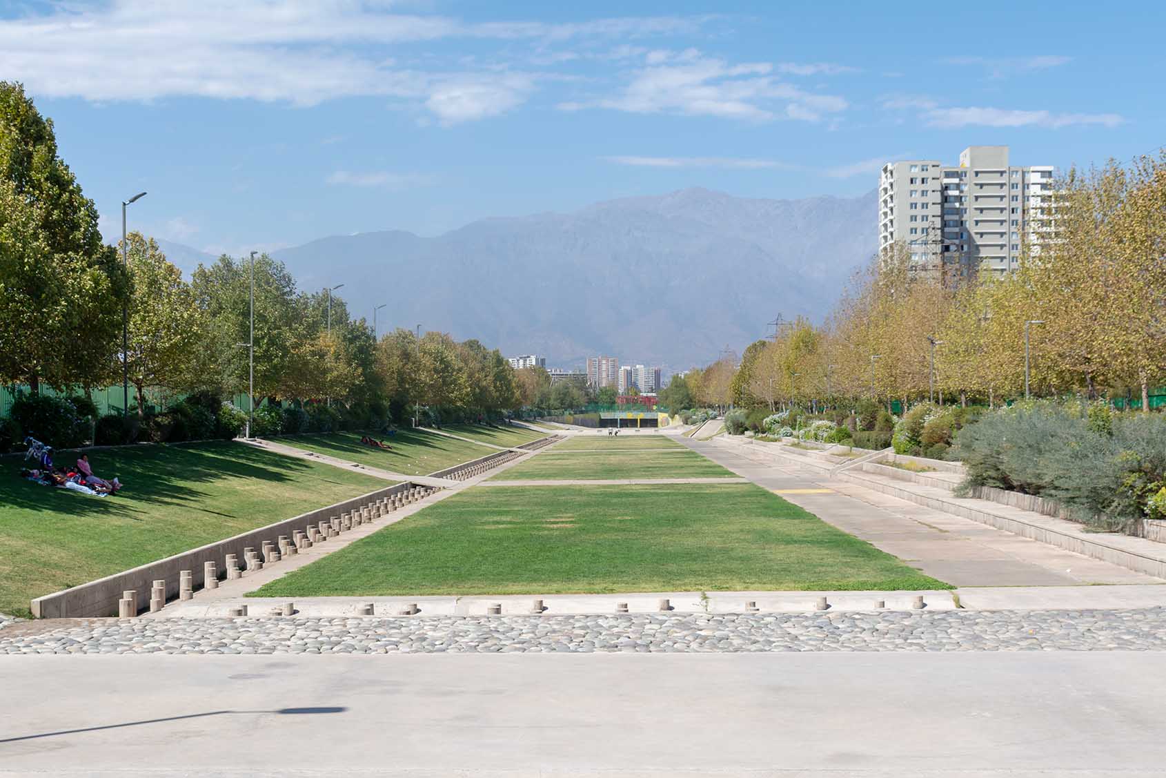 Parque Víctor Jara: Un oasis urbano a minutos de URBANO MACKENNA
